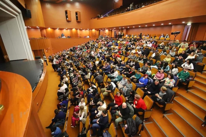 Spectatori din Călărași la o piesă de teatru a Teatrului Arthesium în scop caritabil