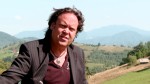 Probleme pentru regizorul Charlie Ottley. Promovează România dar NU reușește să își primească cetățenia. Un ministru a intervenit Dosarul încă se plimbă prin hățișul birocratic