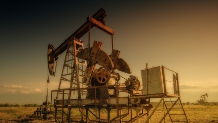 Prețul petrolului crește în timp ce violențele din Orientul Mijlociu zguduie piețele mondiale. Acțiunile americane în scădere