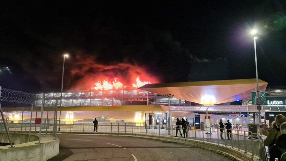 Incendiu uriaș în parcarea aeroportului Luton Zborurile au fost suspendate peste 1.000 de mașini au ars | VIDEO