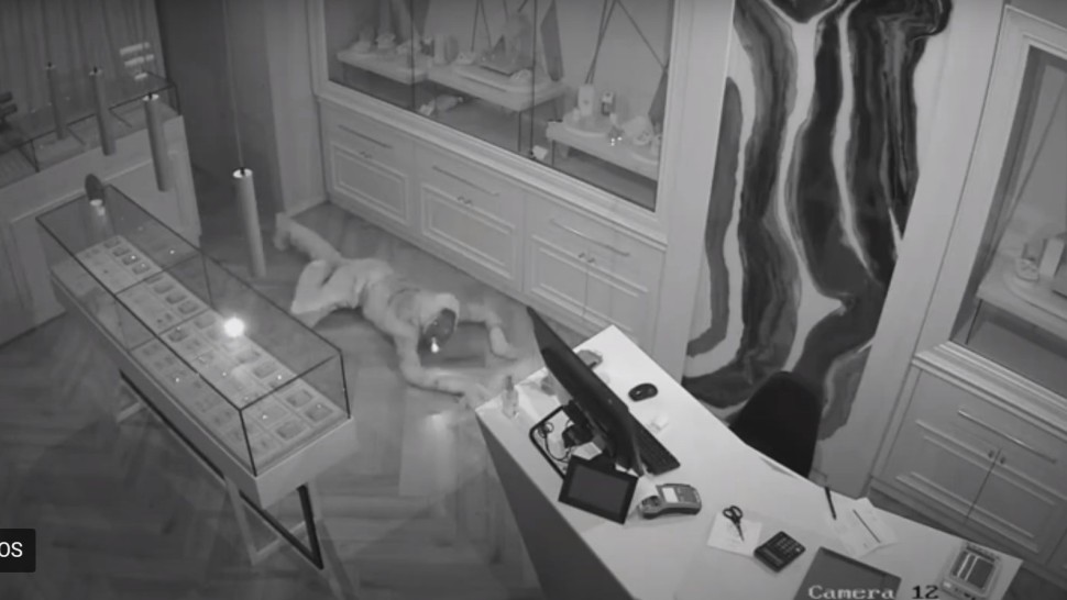 Bonnie și Clyde de Craiova. Jaf la orizontală într-un magazin de bijuterii | VIDEO