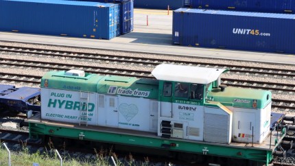 Prima locomotivă hibrid românească a intrat în serviciu. Poate trage vagoane de 2000 de tone