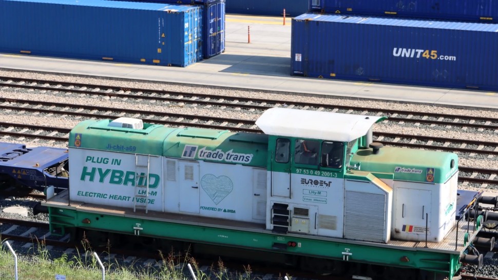 Prima locomotivă hibrid românească a intrat în serviciu. Poate trage vagoane de 2000 de tone