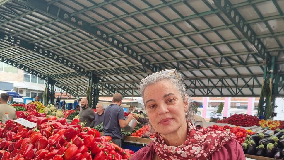 Maia Morgenstern s-a lăsat fotografiată printre tarabele cu roșii și ardei capia