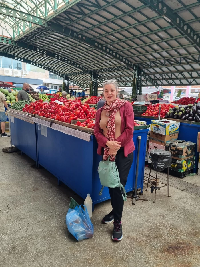  Actriță legendară din România s-a lăsat fotografiată printre tarabele cu roșii și ardei capia