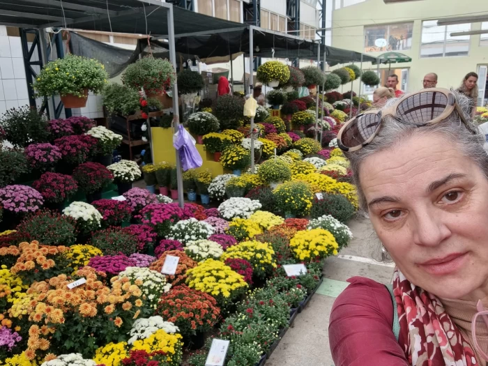 Actriță legendară din România s-a lăsat fotografiată printre tarabele cu roșii și ardei capia