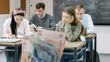 Se dau aproape 300 de lei pentru fiecare elev din România Peste 35 milioane de copii primesc banii direct pe card