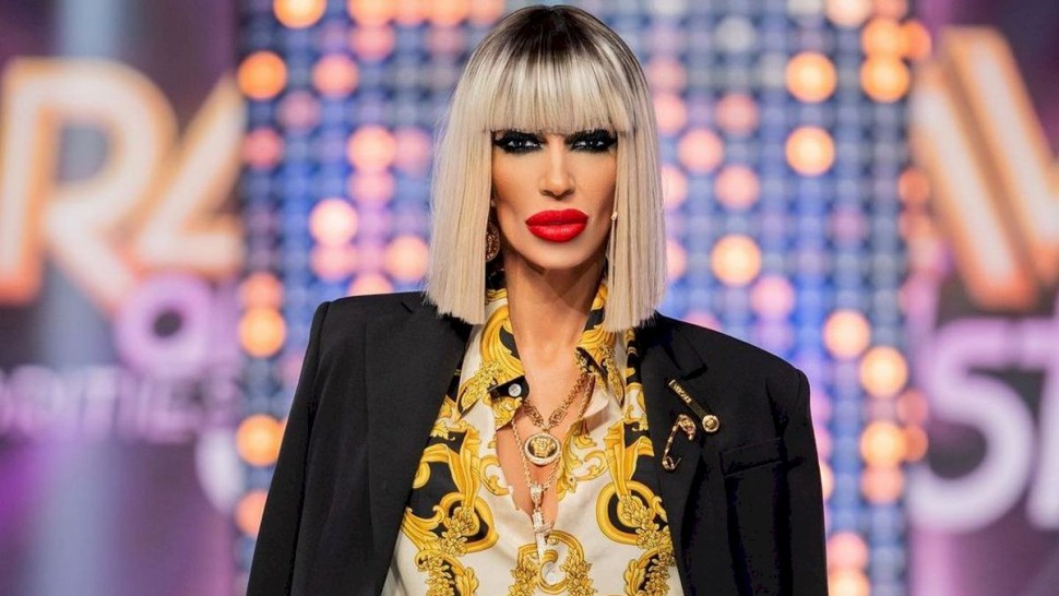 Surprinzător regina petrecerilor Raluca Bădulescu nu-și serbează ziua de naștere. Astăzi împlinește 49 de ani