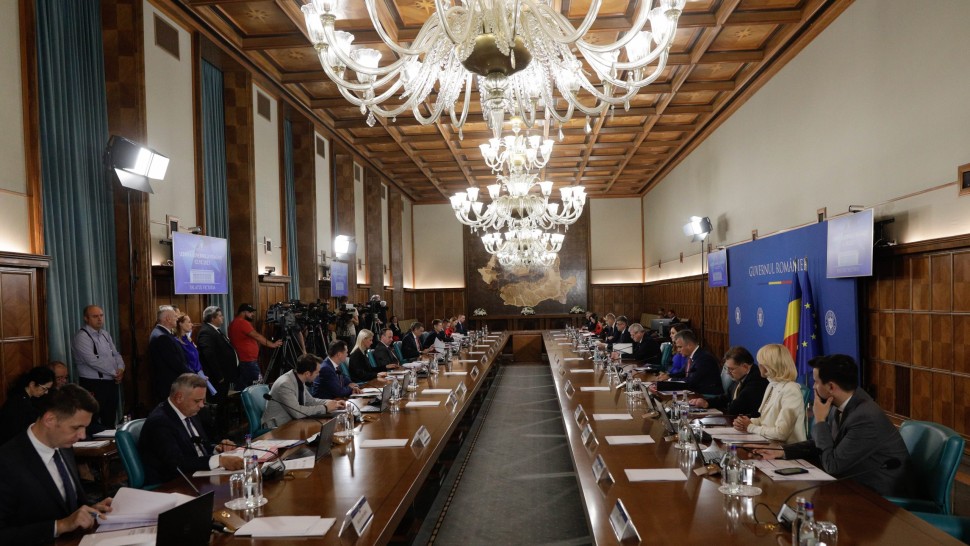 Guvernul vine cu un nou OUG pentru reducerea cheltuielilor bugetare. Restricții pentru instituții și autorități și chiar amenzi pentru persoanele fizice
