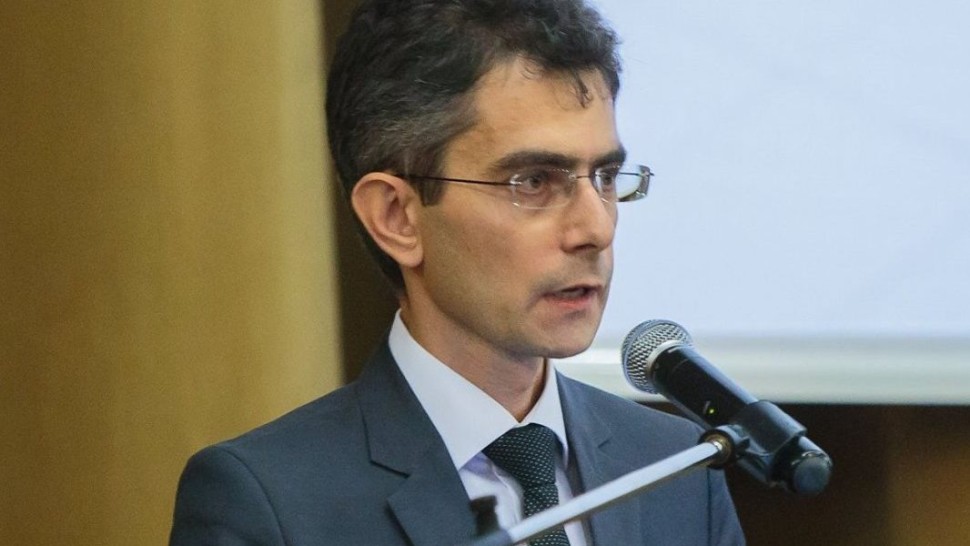 Amantlâc la Prefectura Iași. Prins în pat cu o angajată subprefectul a demisionat | FOTO