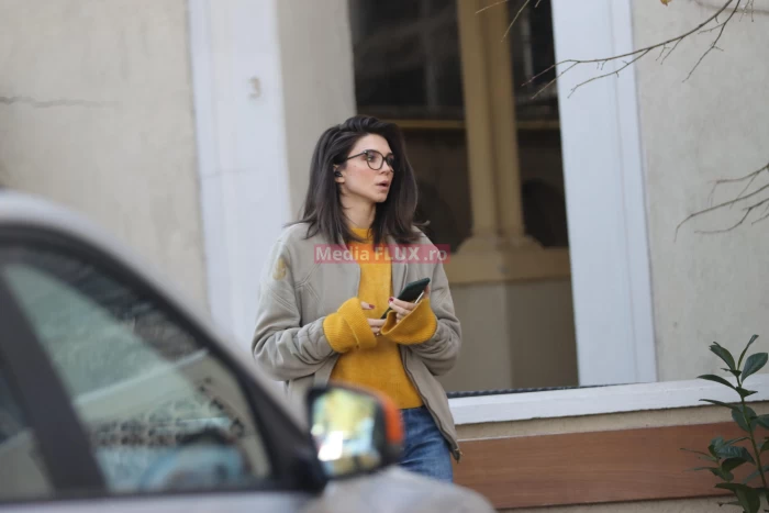 Alice Cavaleru fotografiată pe stradă de paparazzi Mediaflux