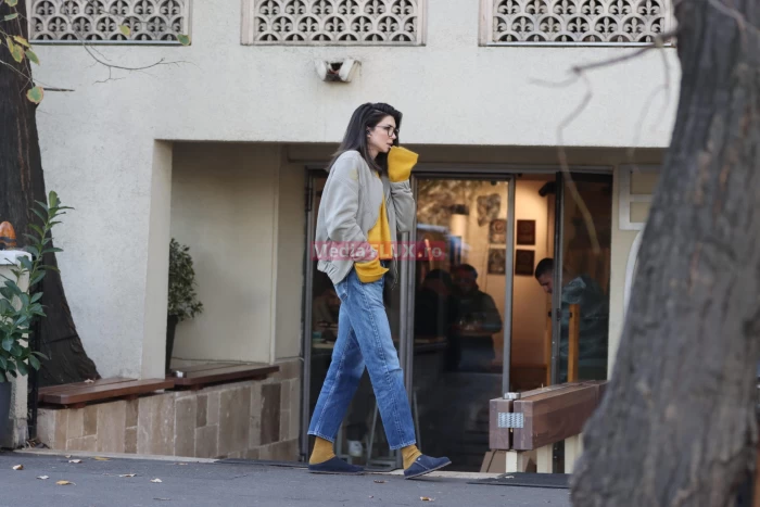 Alice Cavaleru fotografiată pe stradă de paparazzi Mediaflux