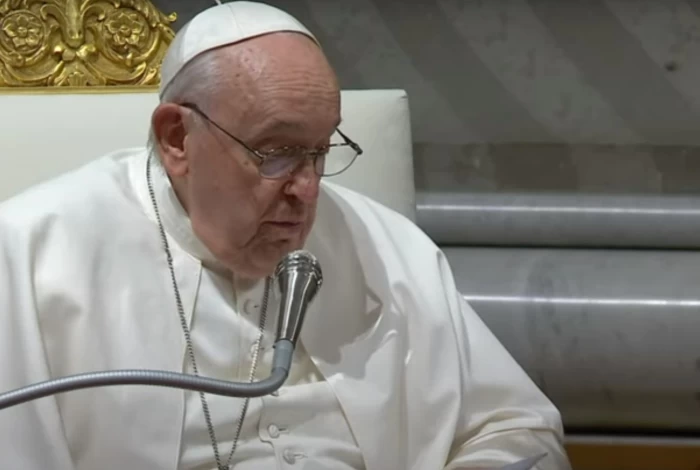 Papa Francisc permite botezul persoanelor trans
