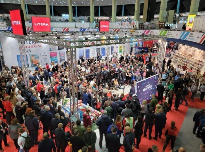 Sute de oameni prezenți la lansarea cărții lui Mircea Geoană 