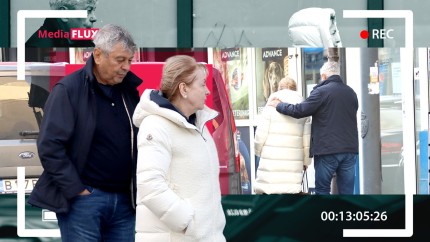 PAPARAZZI. Il Luce per sempre 56 de ani de căsnicie sau cum își îmbrățișează Mircea Lucescu soția din senin pe stradă FOTO  VIDEO