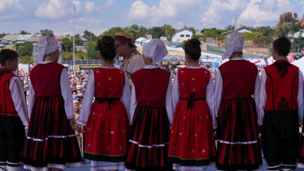 Românii preferă muzica populară. Fanii manelelor la egalitate cu amatorii de teatru și operă