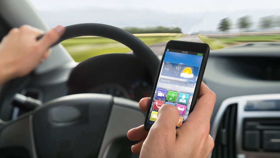 Adio vorbit la telefon din mașină Nu mai poți nici să tragi cu ochiul la ecran. Ce se întâmplă de anul viitor