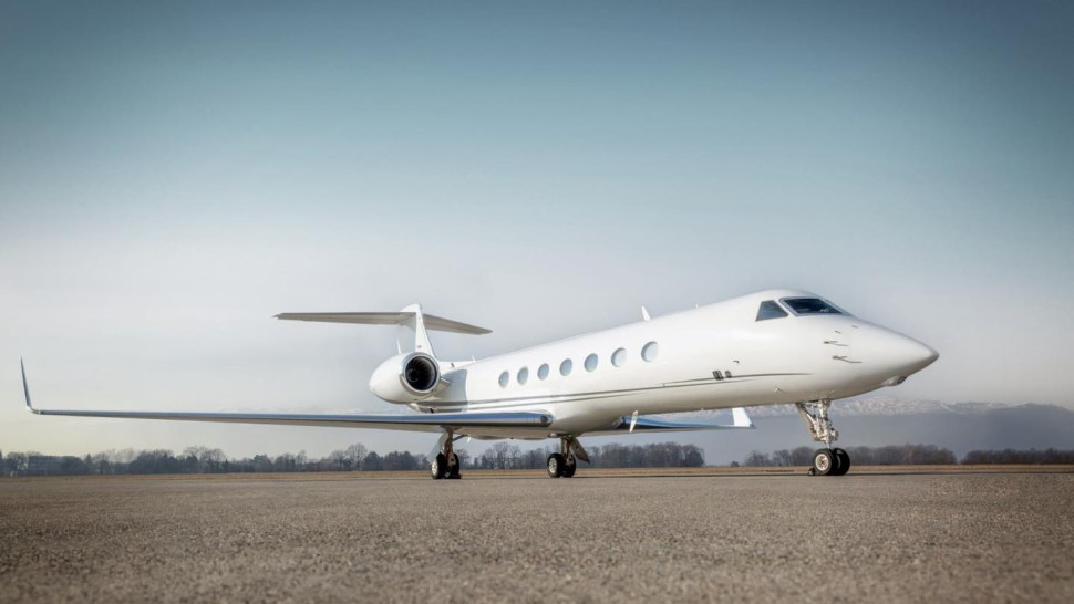 O companie low-cost anunță scumpiri la biletele de avion pentru că UE ar vrea ca bagajul de mână să fie inclus în preț