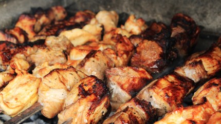 Carne cu porția UE vrea să reducem consumul pentru a salva clima