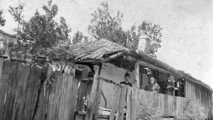 Cum arăta Bojdeuca lui Creangă în 1889 la moartea scriitorului. Prima renovare făcută în 1914