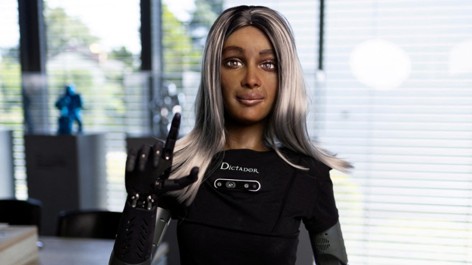 Primul CEO robot cu inteligență artificială. Mika conduce o celebră fabrică de băuturi alcoolice | VIDEO