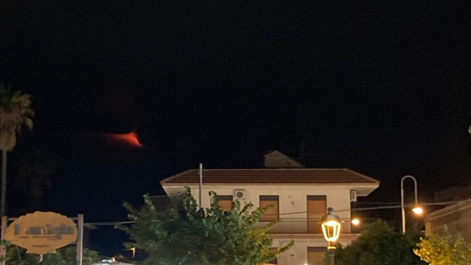 Cum e când ești în Sicilia și erupe vulcanul Etna. Localnicii se comportă ca la o ploaie banală. Relatare de la fața locului