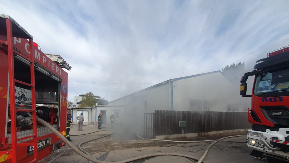 Incendiu puternic lângă Capitală. Pericol de explozie după ce flăcările au cuprins un service auto. Focul a fost lichidat | FOTO UPDATE