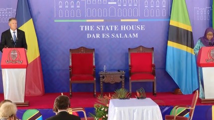 Klaus Iohannis continuă turneul african A fost primit de președinta Tanzaniei pe care a și invitat-o în România | VIDEO