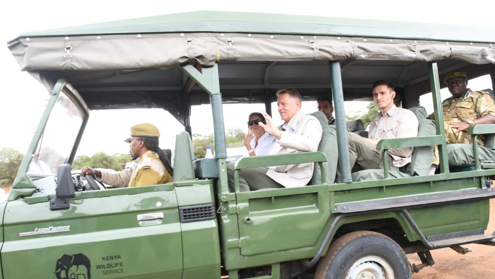 Ținutele pentru safari alese de Klaus și Carmen Iohannis desființate de un cunoscut stilist. Haine de garden party