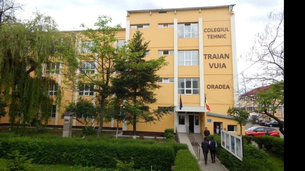 O elevă din Bihor și-a înjunghiat profesorul. Tentativa de omor a avut loc chiar în biroul directorului școlii