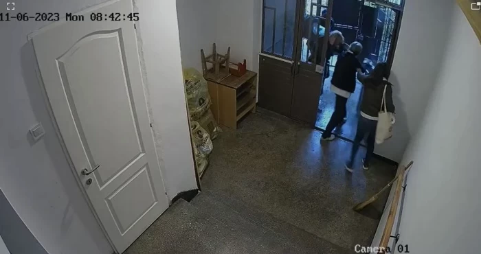 Imagini surprinse în scare blocului