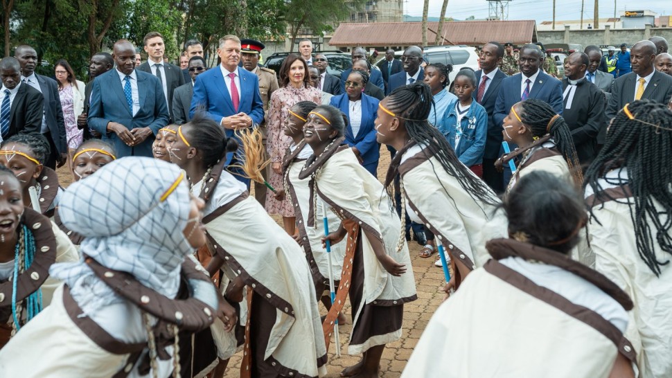 Klaus și Carmen Iohannis dans pe ritmuri africane la un liceu din Kenya | VIDEO