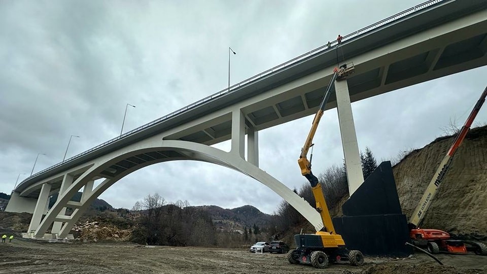 Un pod spectaculos se deschide în România. Ce problemă a traficului urmează să rezolve