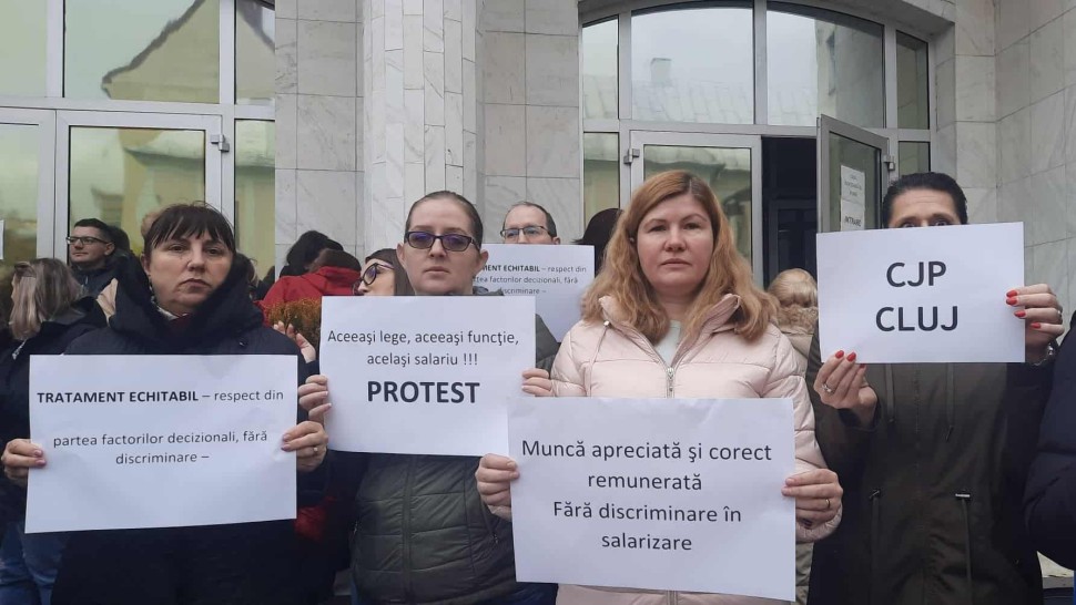 Blocaj la Casele de Pensii Avertisment pentru pensionarii din România angajații au ieșit în stradă