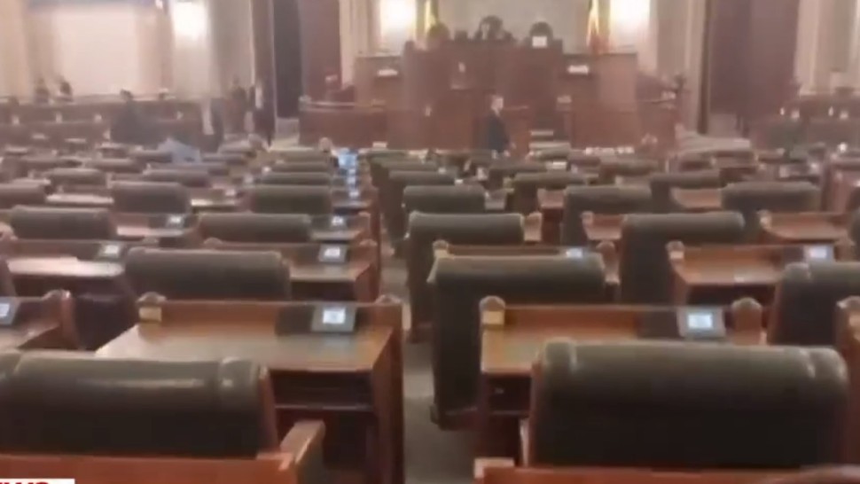 Incendiu în plenul Senatului. Discursuri împotriva senatorilor violenți printre norii de fum