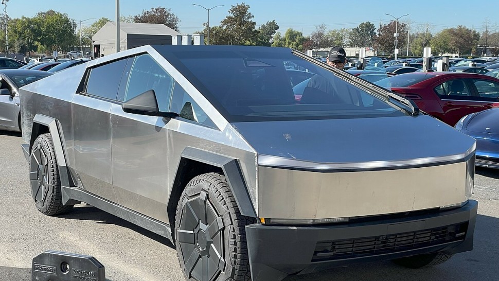 Gigantul Tesla deținut de Elon Musk recheamă peste 27.000 de vehicule Cybertruck în service. Care este problema