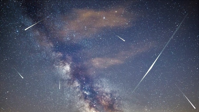 Ploaia anuală de stele căzătoare Draconidele atinge punctul maxim diseară