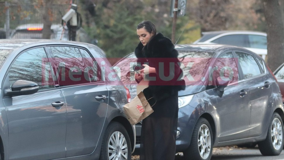 EXCLUSIV PAPARAZZI. Alexia Eram nu-și dă chiar haina de pe ea dar pantofii da Ajutor rapid pentru o prietenă la nevoie