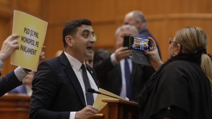 Contre mârlănești în plin Parlament. Protagoniștii George Simion și Diana Șoșoacă | FOTO