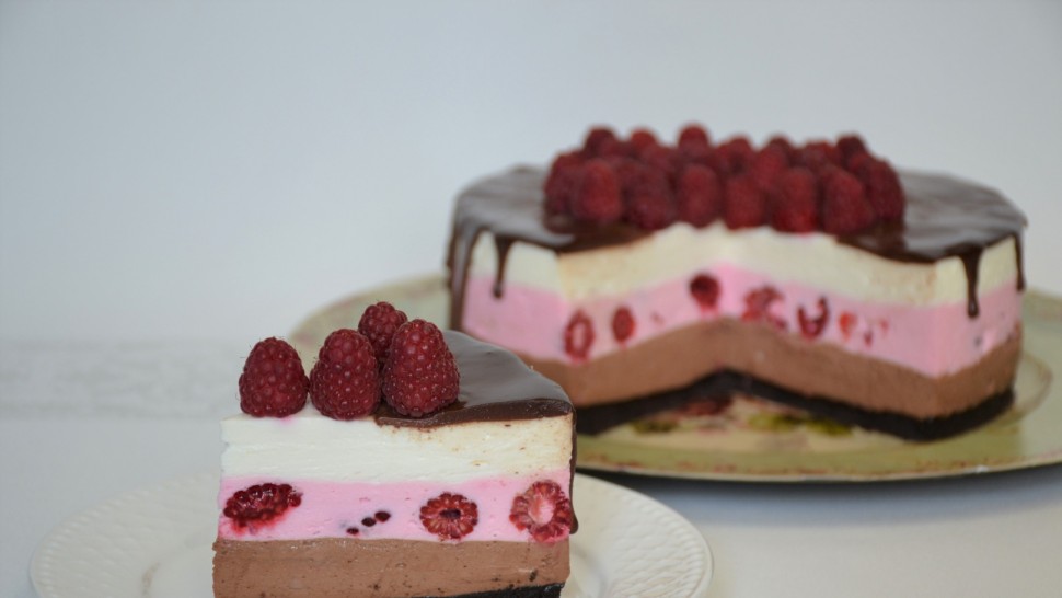 Rețetă tort cu mousse de ciocolată și zmeură. Perfect pentru noaptea dintre ani