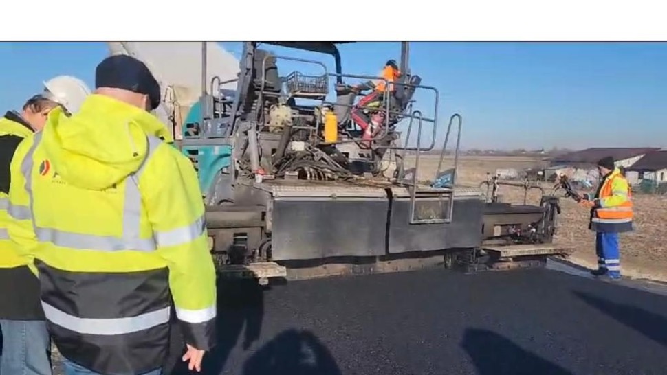 Grecii de la AKTOR toarnă asfalt pe Lotul 3 de la A0