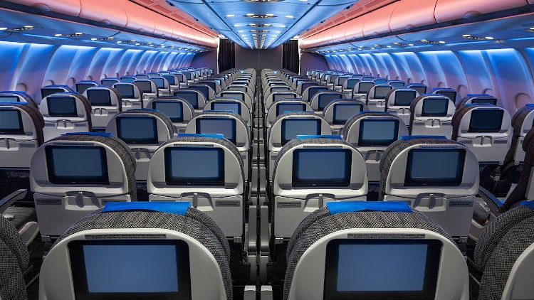 Sfaturi pentru a avea o poziție confortabilă în avion. Cum să-ți ușurezi viața când mergi în călătorie
