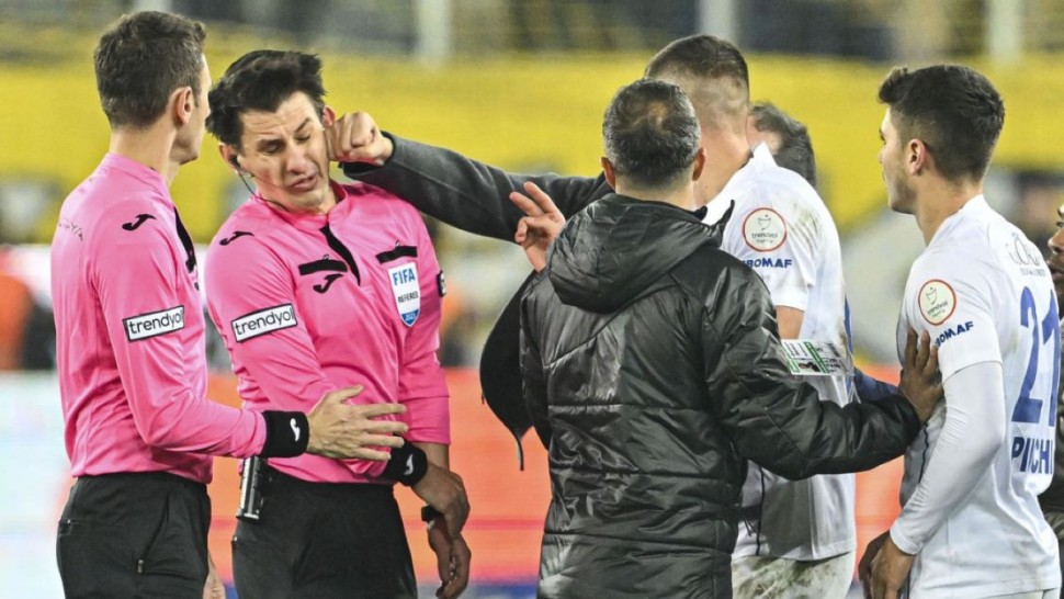 Arbitru bătut cu bestialitate pe teren. Președintele clubului lui Olimpiu Moruțan a fost arestat | VIDEO