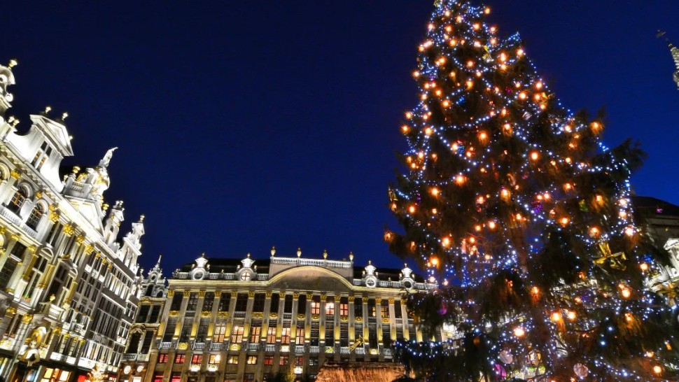 O femeie a fost omorâtă de bradul de Crăciun. Acesta a căzut peste ea la Târgul de Sărbători | VIDEO