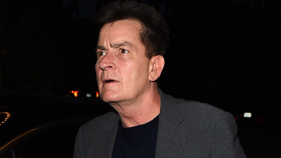 Actorul Charlie Sheen atacat în propria casă. O femeie a încercat să îl omoare