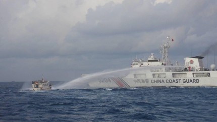 O navă din China a tras cu tunuri de apă asupra a trei nave filipineze în Marea Chinei de Sud. Tensiunile escaladează VIDEO