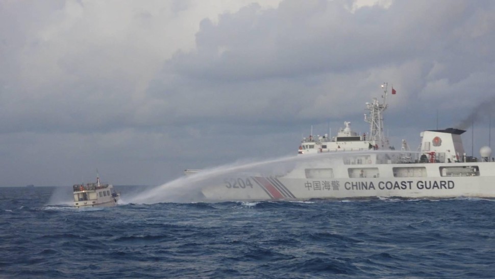 O navă din China a tras cu tunuri de apă asupra a trei nave filipineze în Marea Chinei de Sud. Tensiunile escaladează VIDEO