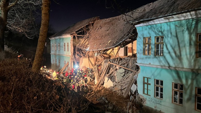 Filmul tragediei de la Odorhei. În clădire erau 50 de elevi în momentul prăbușirii. Patronul firmei care a făcut lucrarea a fost reținut UPDATE