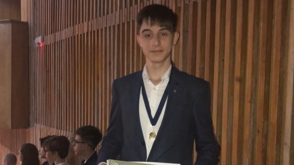 Copilul-minune din România. La 14 ani vorbește șapte limbi străine și a fost invitat să se înscrie la universitate fără examen de admitere