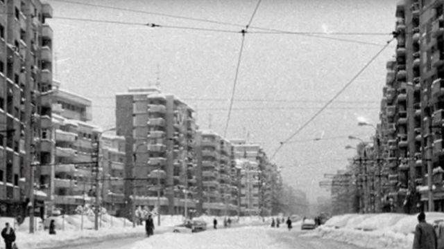 Cum erau iernile pe vremea lui Ceaușescu. Se oprea total circulația și utilajele cărau toată zăpada în Dâmbovița. Românii stăteau în beznă și tremurau în case VIDEO